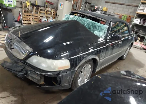 2004 Lincoln Town Car Ultimate из США, поврежденный, VIN 1LNHM83W14Y662436